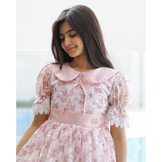 صورة فستان بناتي سبور بتفاصيل انيقة وفيونكه من الخلف - 923